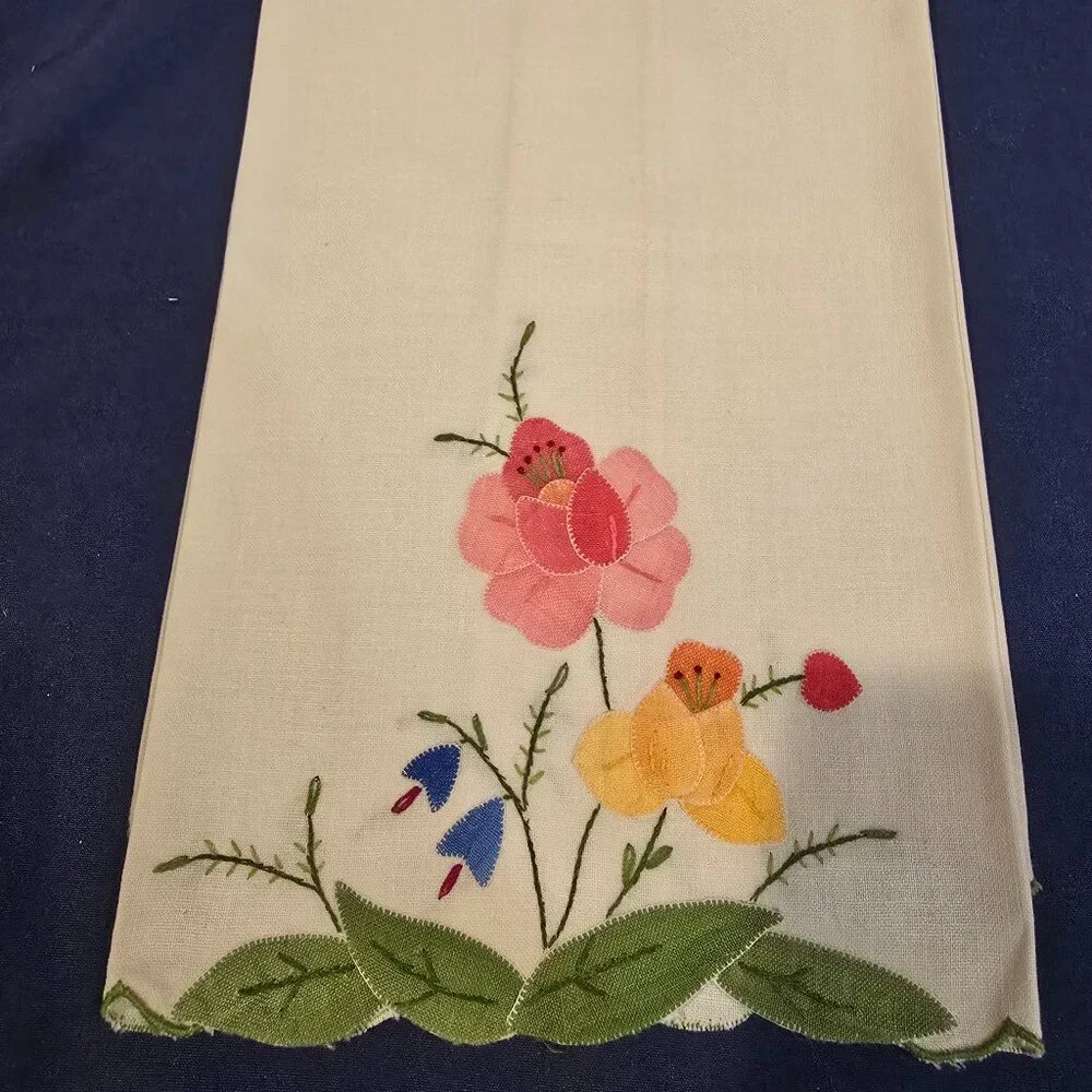 Hand Towels Set of 2 Linen Floral Applique Embroidery White Blue Pink 1950s MCM